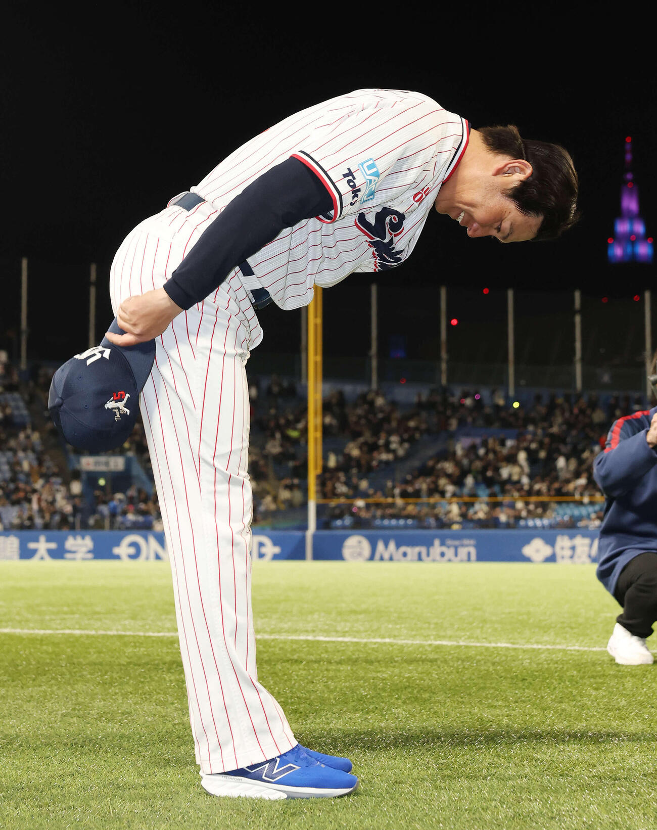ヤクルト対オリックス　引退セレモニーを終え一礼するヤクルト川端（撮影・宮地輝）