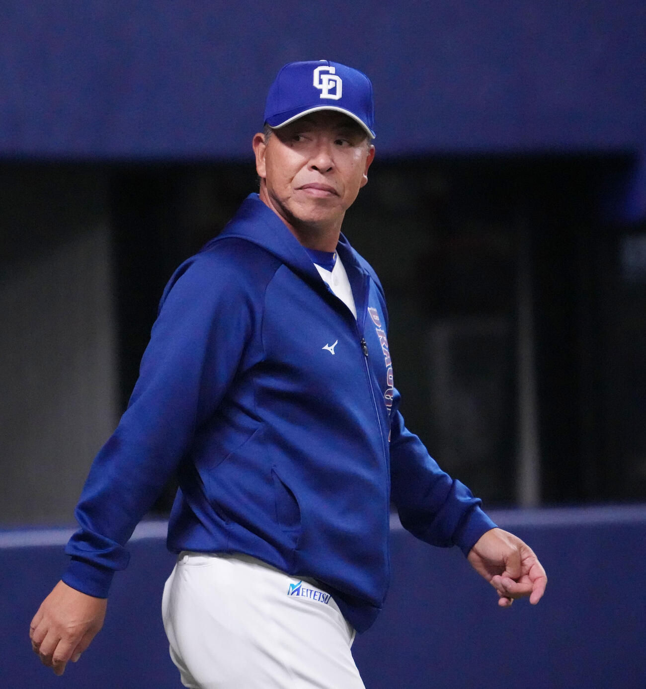 中日対楽天　6回終了、選手交代を告げる井上監督（撮影・森本幸一）