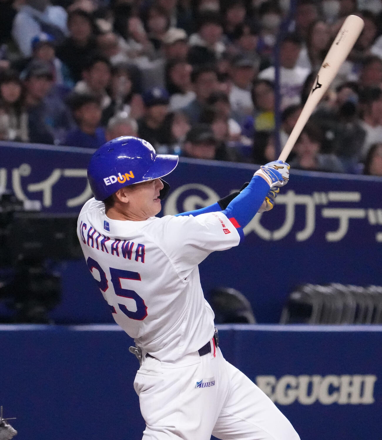 中日対楽天　6回裏中日1死二塁、左適時二塁打を放つ石川昂（撮影・森本幸一）