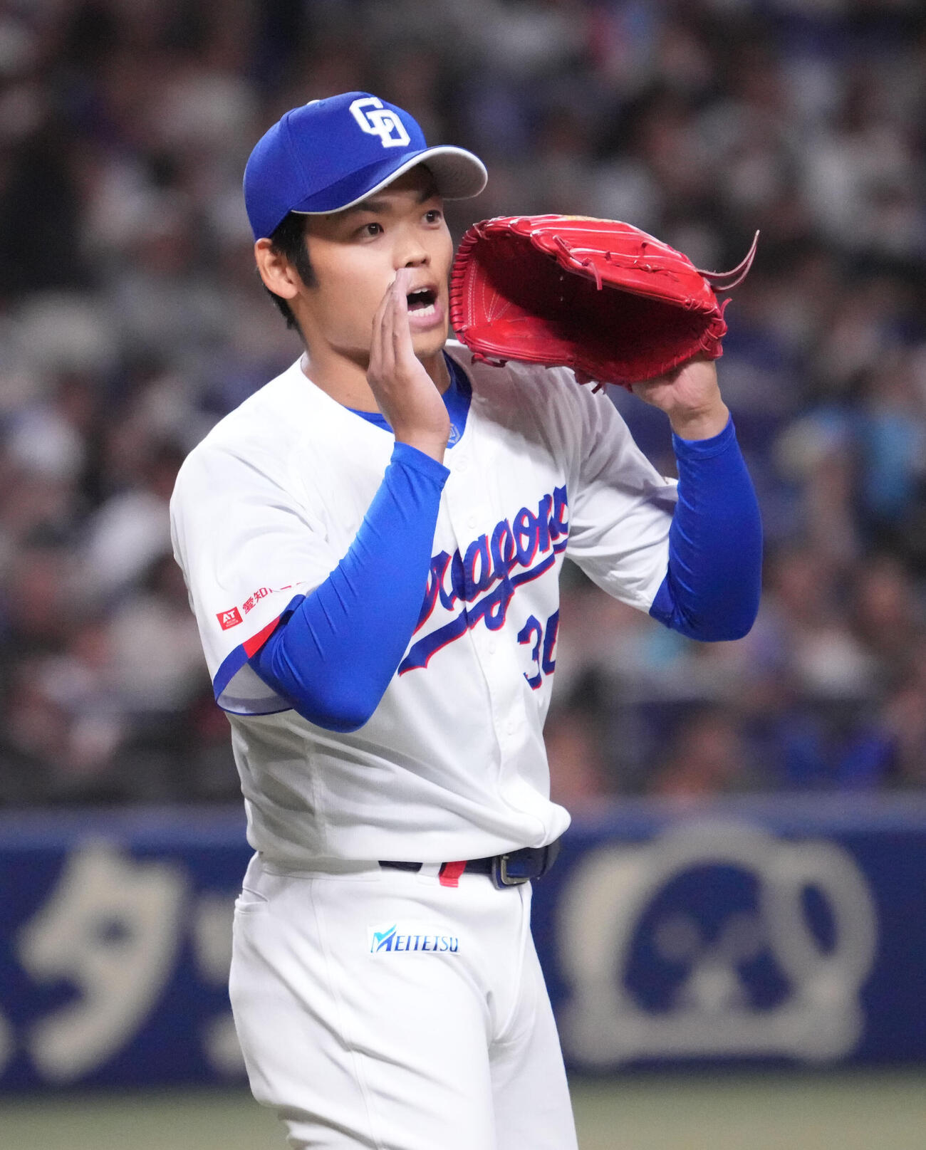 中日対楽天　5回表終了、ナインに声をかけベンチへ戻る根尾（撮影・森本幸一）