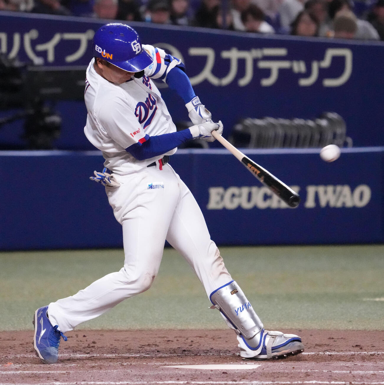 中日対楽天　5回裏中日2死二塁、左越え2点本塁打を放つ石伊（撮影・森本幸一）