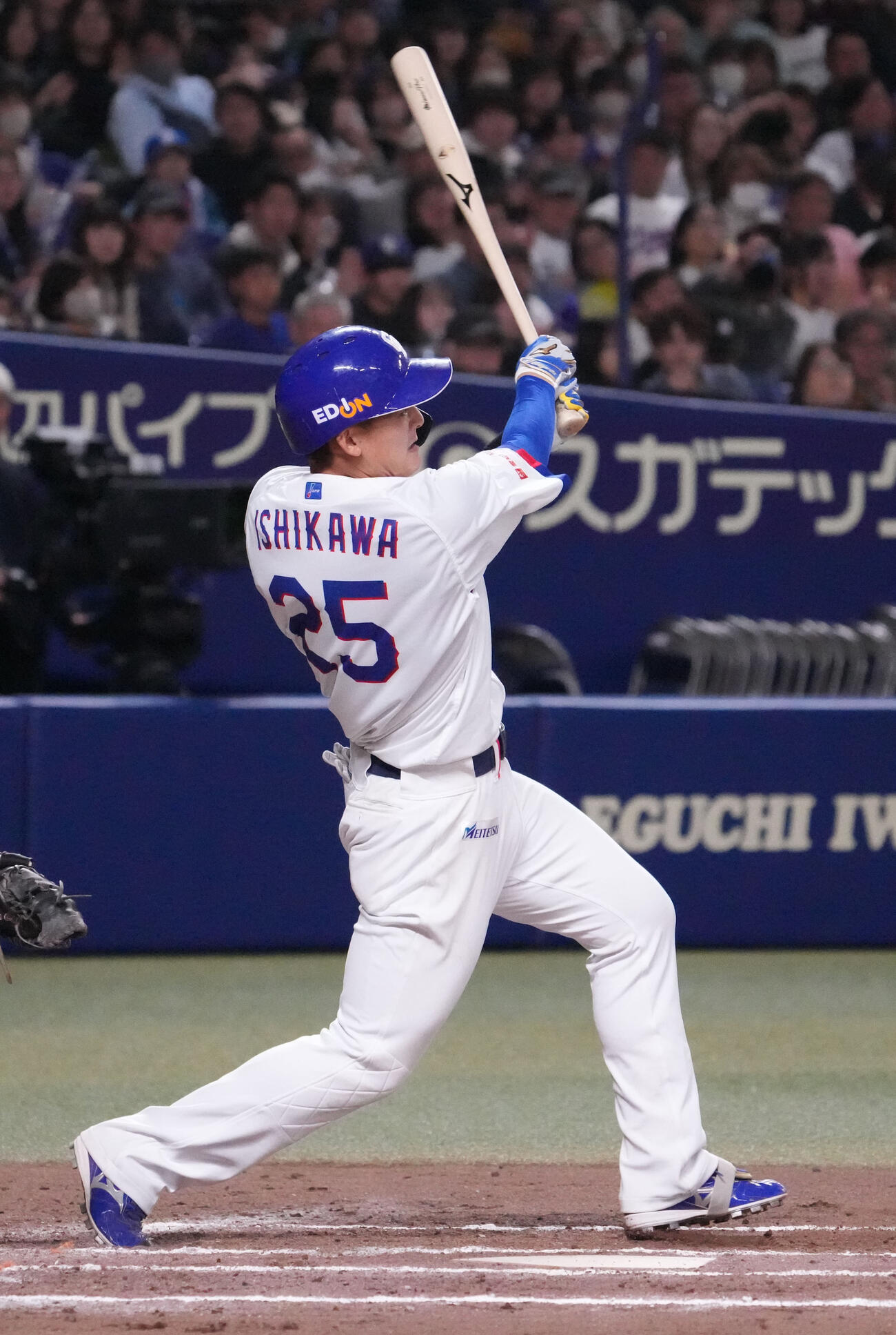 中日対楽天　6回裏中日1死二塁、左適時二塁打を放つ石川昂（撮影・森本幸一）