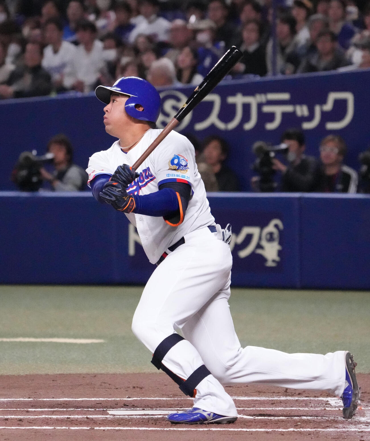 中日対楽天　1回裏中日無死、左越え本塁打を放つ鵜飼（撮影・森本幸一）