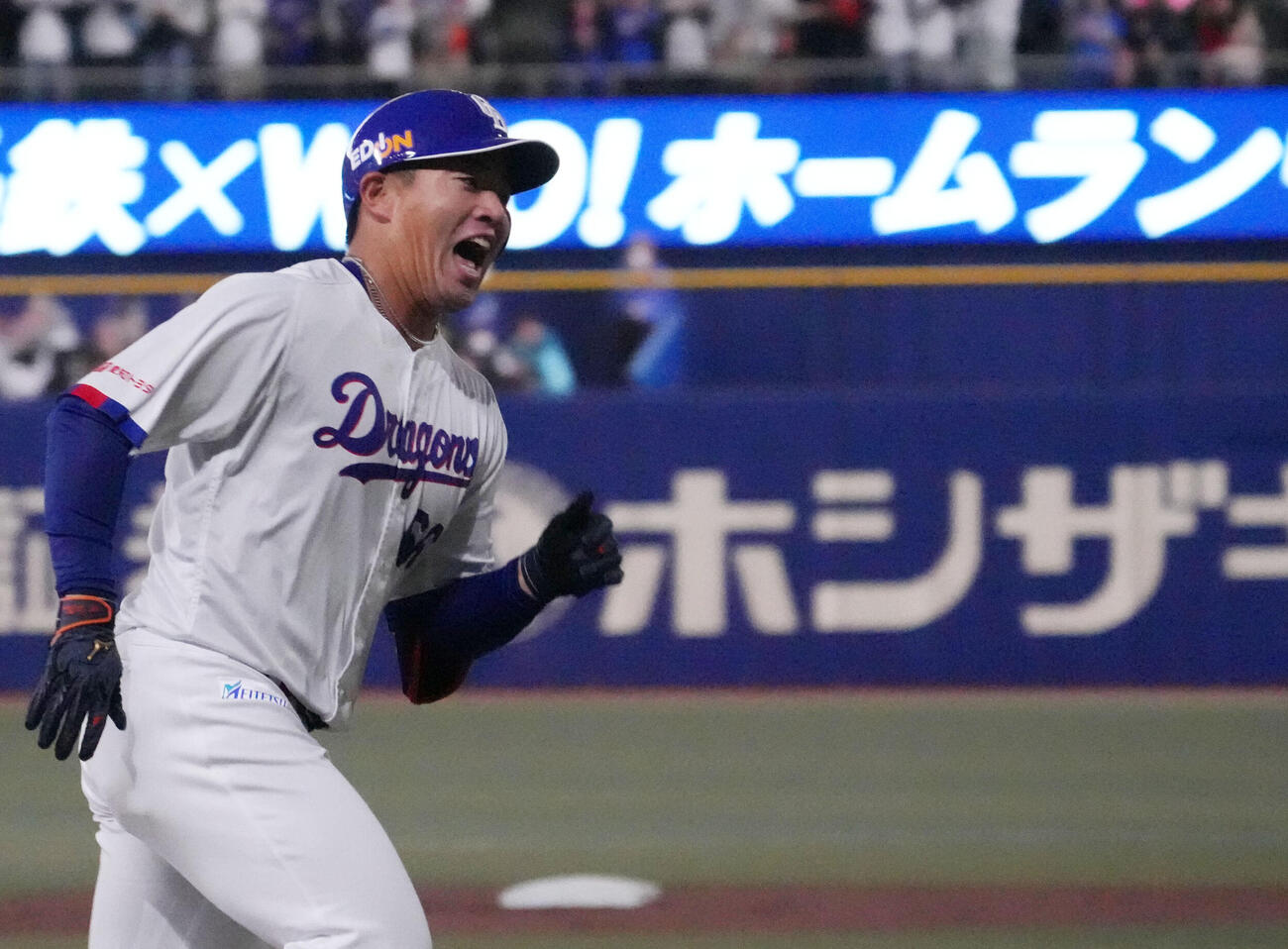 中日対楽天　1回裏中日無死、左越え本塁打を放ちダイヤモンドを回る鵜飼（撮影・森本幸一）
