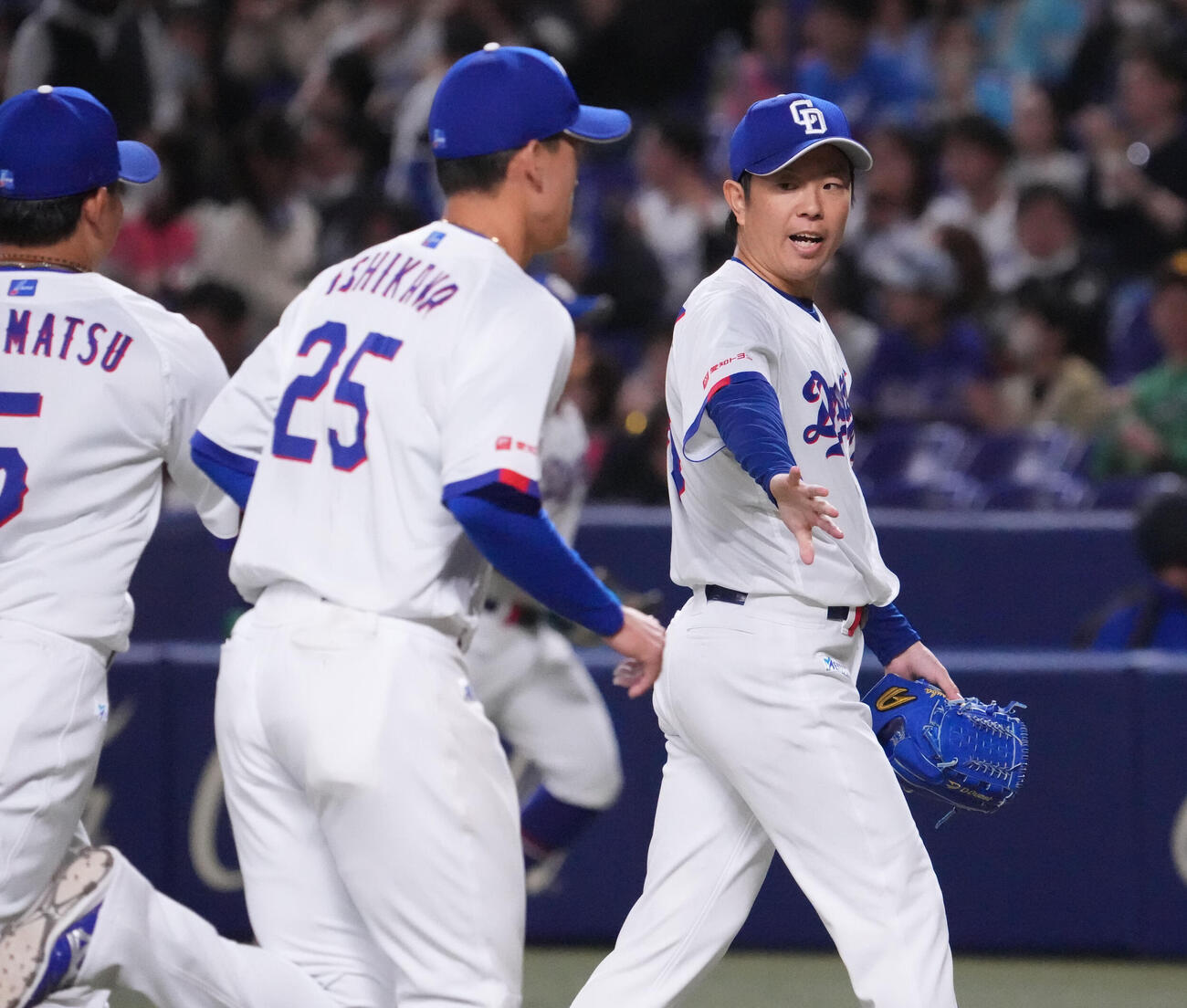 中日対楽天　1回表終了、松葉（右）はナインに声をかけベンチへ戻る（撮影・森本幸一）