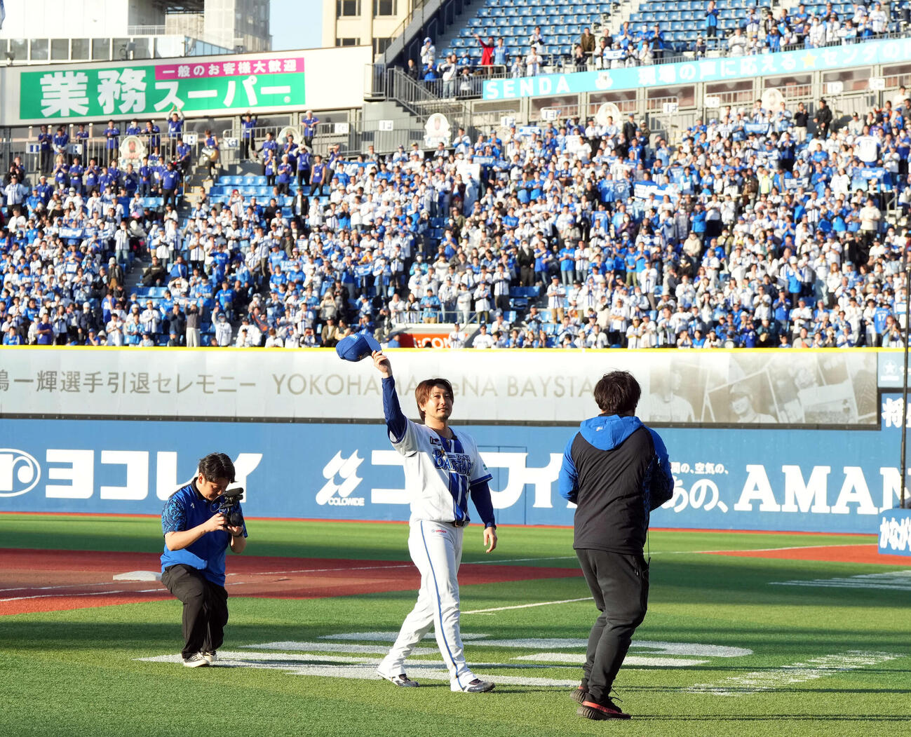ファンの声援に応える三嶋一輝氏（撮影・たえ見朱実）