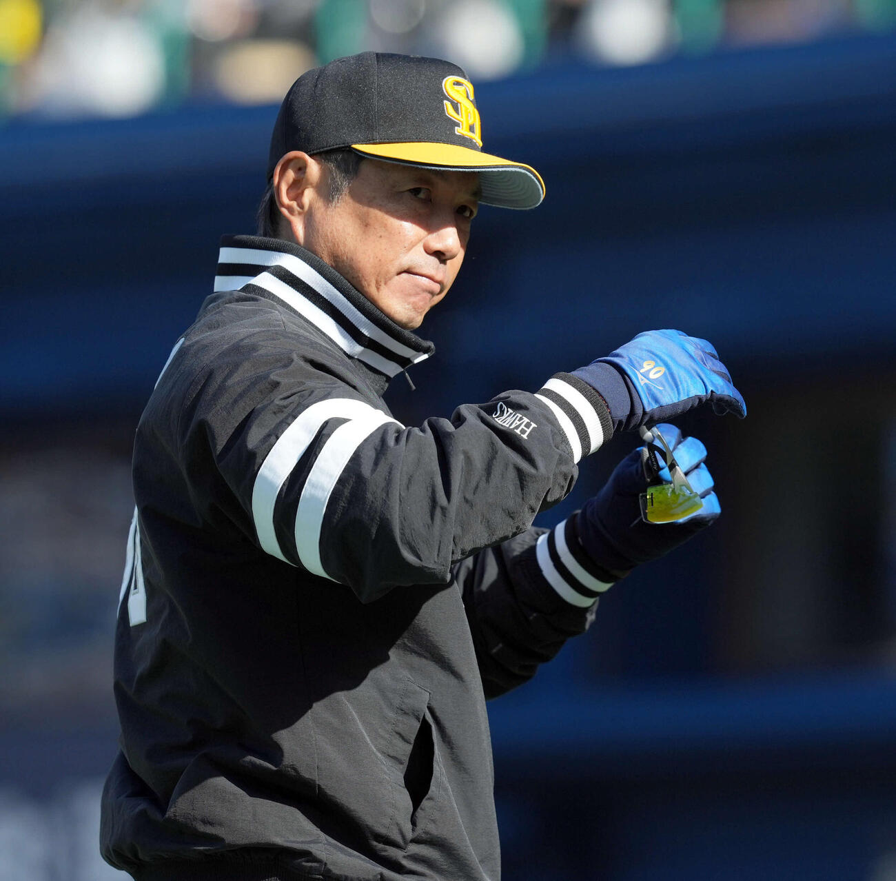DeNA対ソフトバンク　5回裏、選手の交代を告げベンチに下がるソフトバンク小久保監督（撮影・たえ見朱実）
