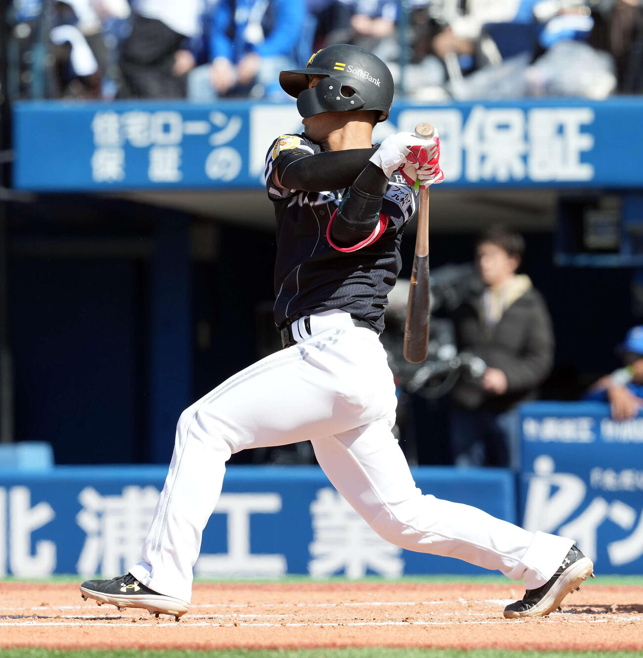 DeNA対ソフトバンク　2回表ソフトバンク1死二塁、右前に先制適時打を放つ今宮（撮影・たえ見朱実）