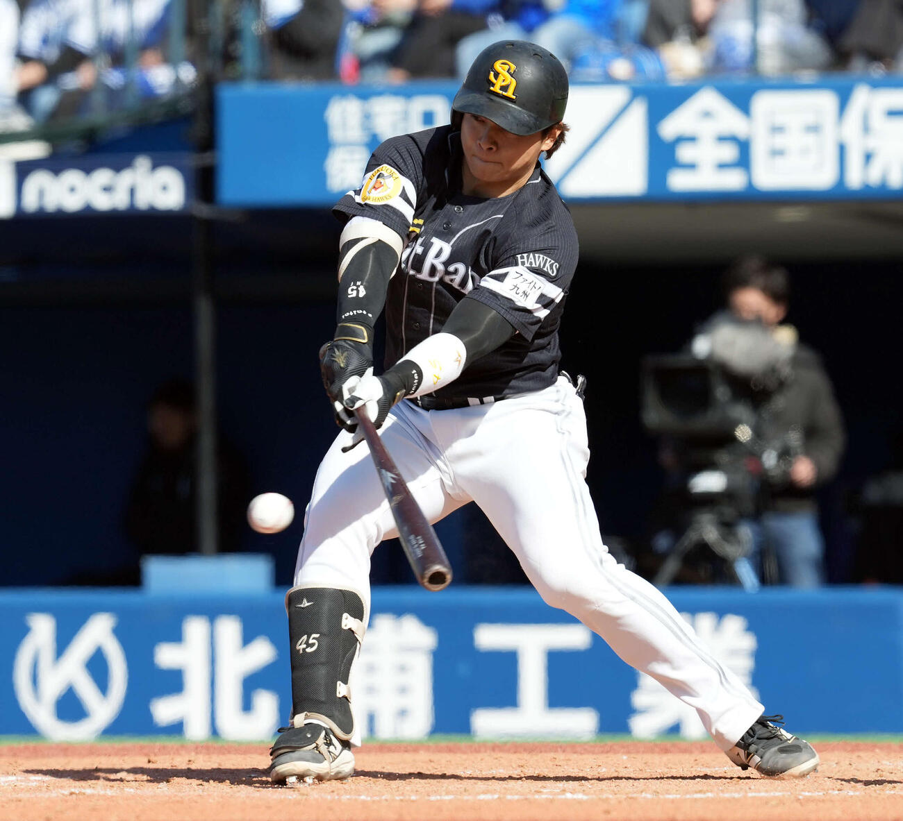 DeNA対ソフトバンク　5回表ソフトバンク無死一塁、左前打を放つ谷川原（撮影・たえ見朱実）