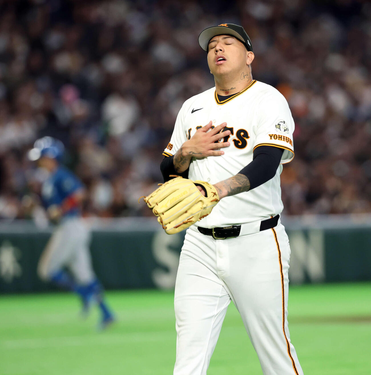 巨人対日本ハム　7回表日本ハムの攻撃を抑えたマタは胸に手を当て引き揚げる（撮影・浅見桂子）