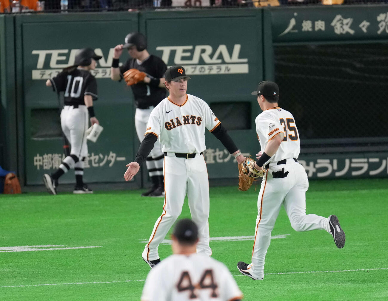 巨人対日本ハム　2回を無失点で抑えナインを出迎える巨人ハワード（撮影・増田悦実）
