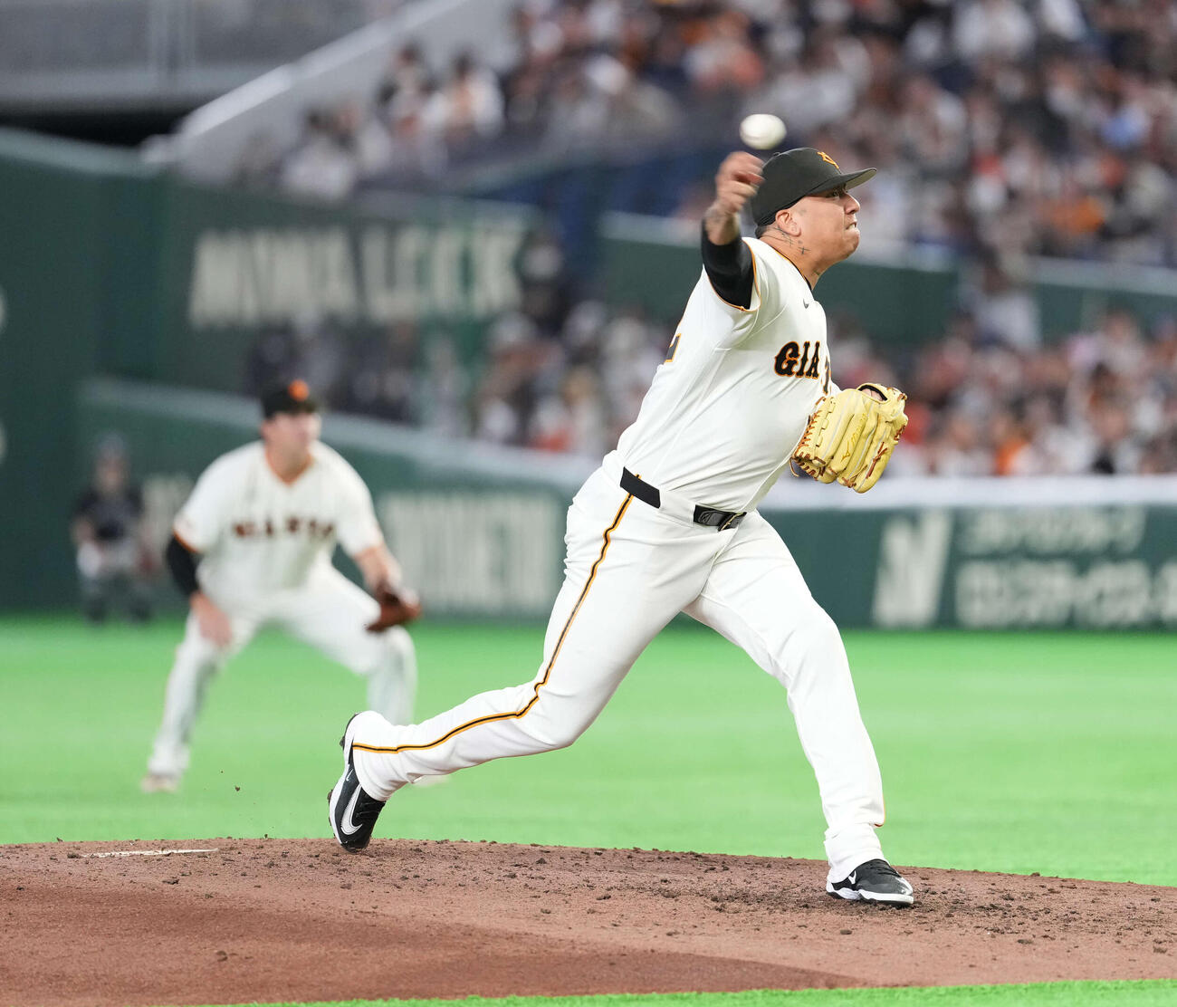 巨人対日本ハム　力投する巨人のマタ（撮影・井上学）