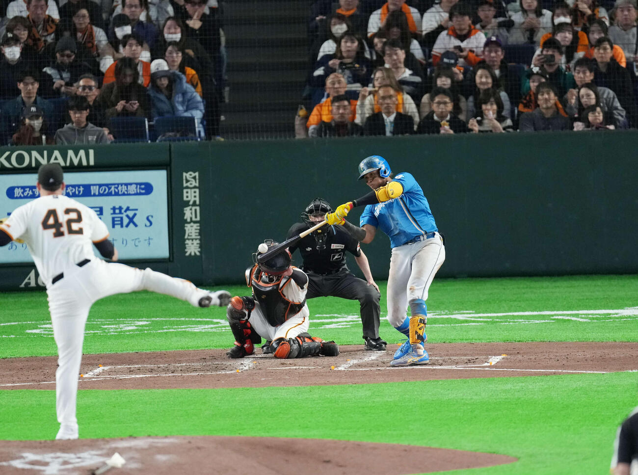 巨人対日本ハム　4回表日本ハム1死満塁、水谷は4点本塁打を放つ。投手はマタ（撮影・増田悦実）