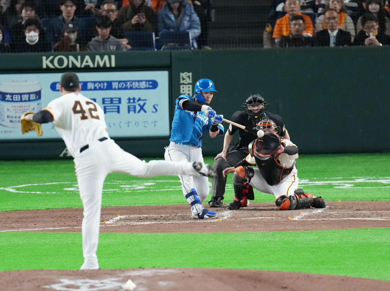 巨人対日本ハム　4回表日本ハム1死満塁、水野は適時打を放つ。投手はマタ（撮影・増田悦実）