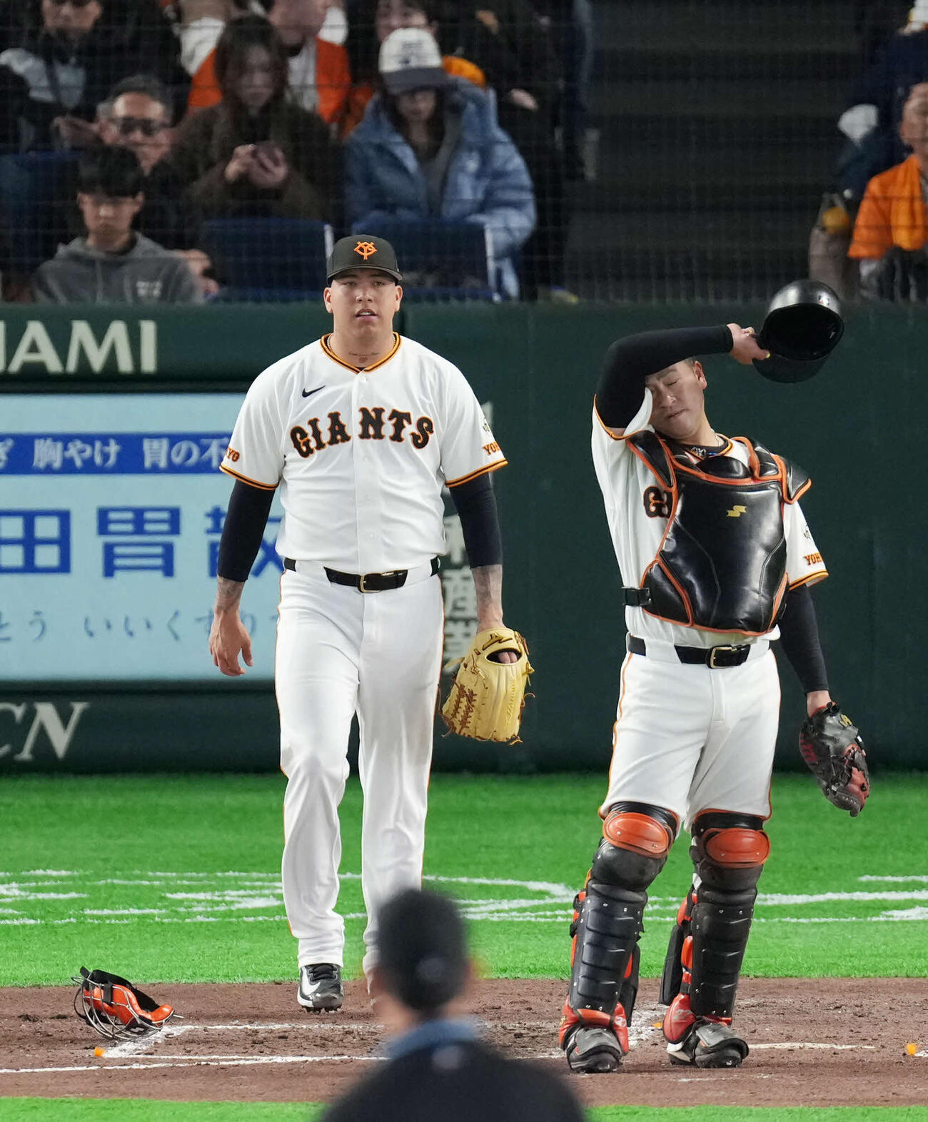 巨人対日本ハム　4回表日本ハム1死満塁、マタ（左）は水野に適時打を浴びる（撮影・増田悦実）