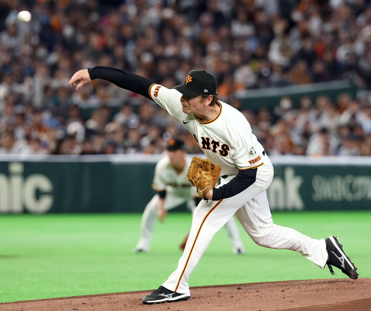 巨人対日本ハム　力投する巨人先発のハワード（撮影・浅見桂子）