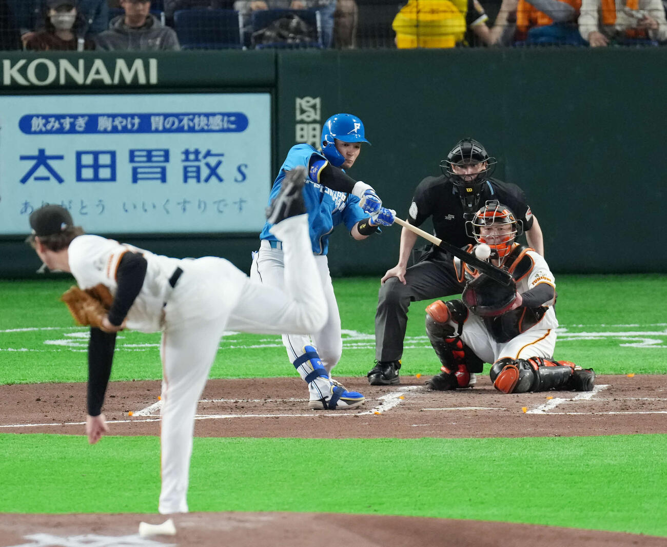 巨人対日本ハム　2回表日本ハム2死、水野達稀は左安打を放つ。投手はハワード（撮影・増田悦実）