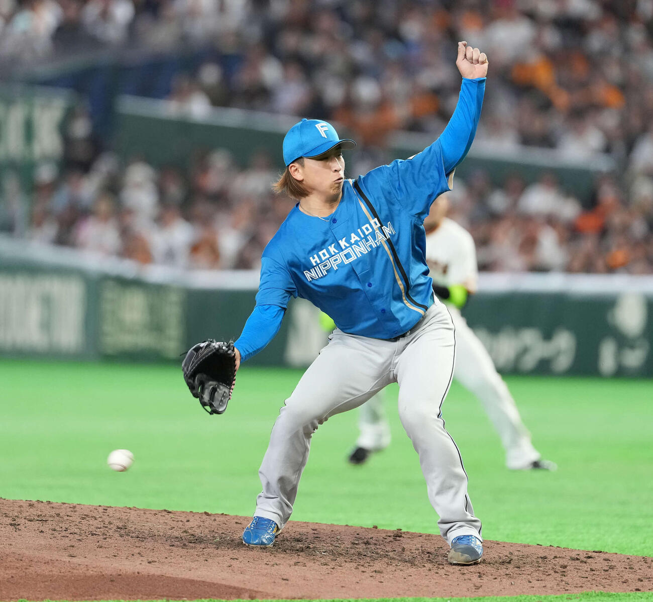 巨人対日本ハム　5回裏、打球にグラブを出す細野（撮影・井上学）