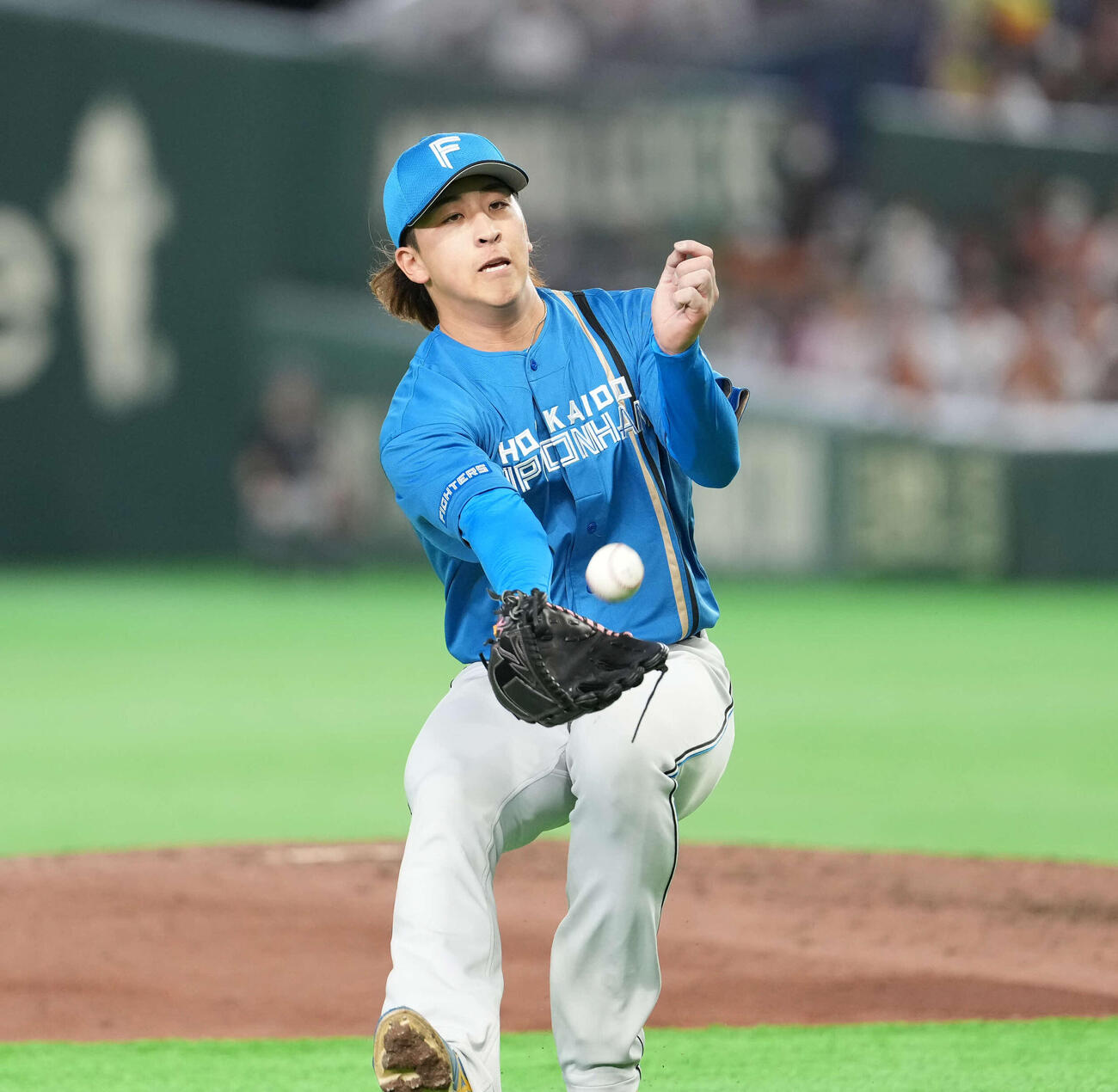 巨人対日本ハム　5回裏、浦田の打球にグラブを出す細野（撮影・井上学）