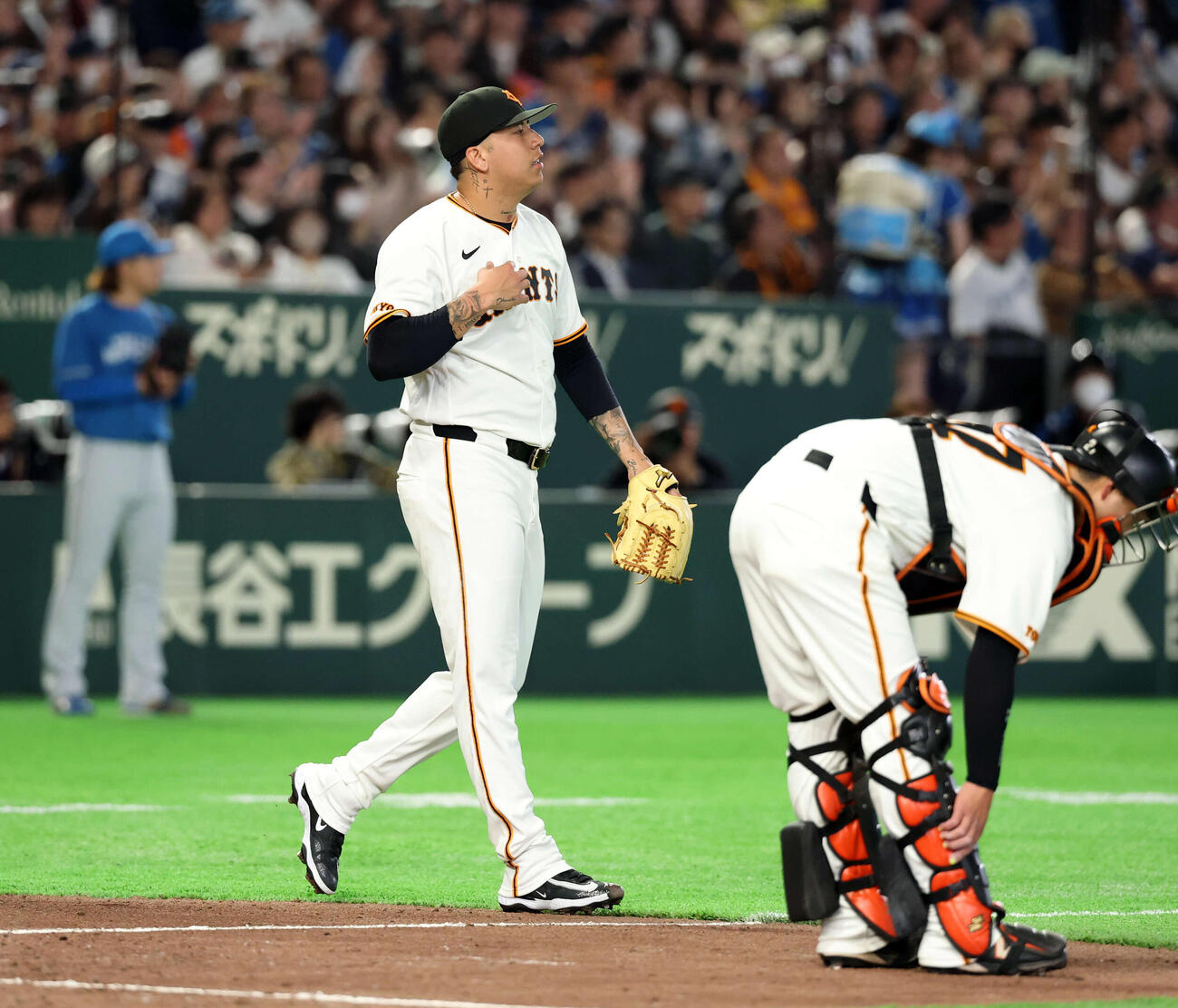 巨人対日本ハム　4回表日本ハム1死満塁、水谷に満塁本塁打を許しがっくりのマタ（中央）と岸田（撮影・浅見桂子）