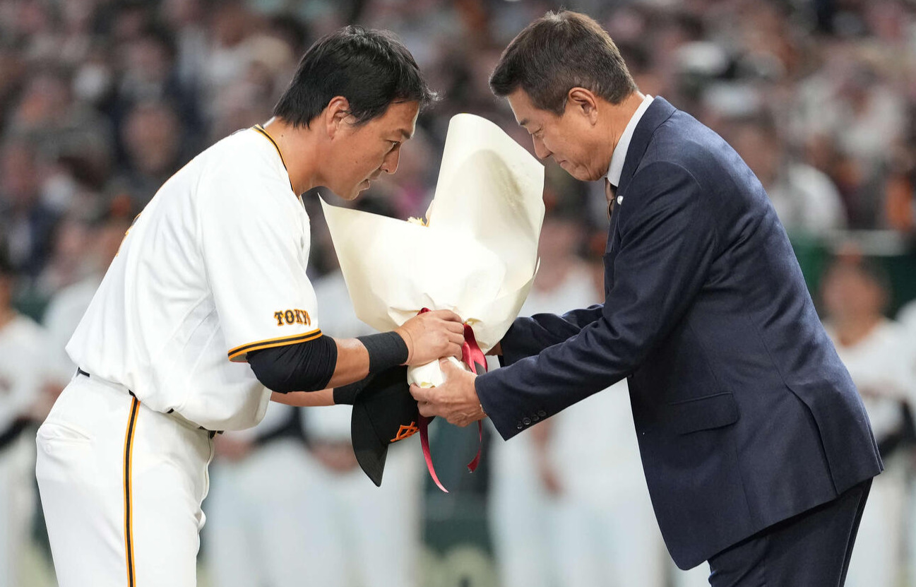 巨人対日本ハム　原辰徳氏から花束を受け取る長野（撮影・井上学）