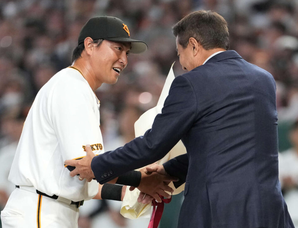 巨人対日本ハム　原辰徳氏から花束を受け取る長野（撮影・井上学）