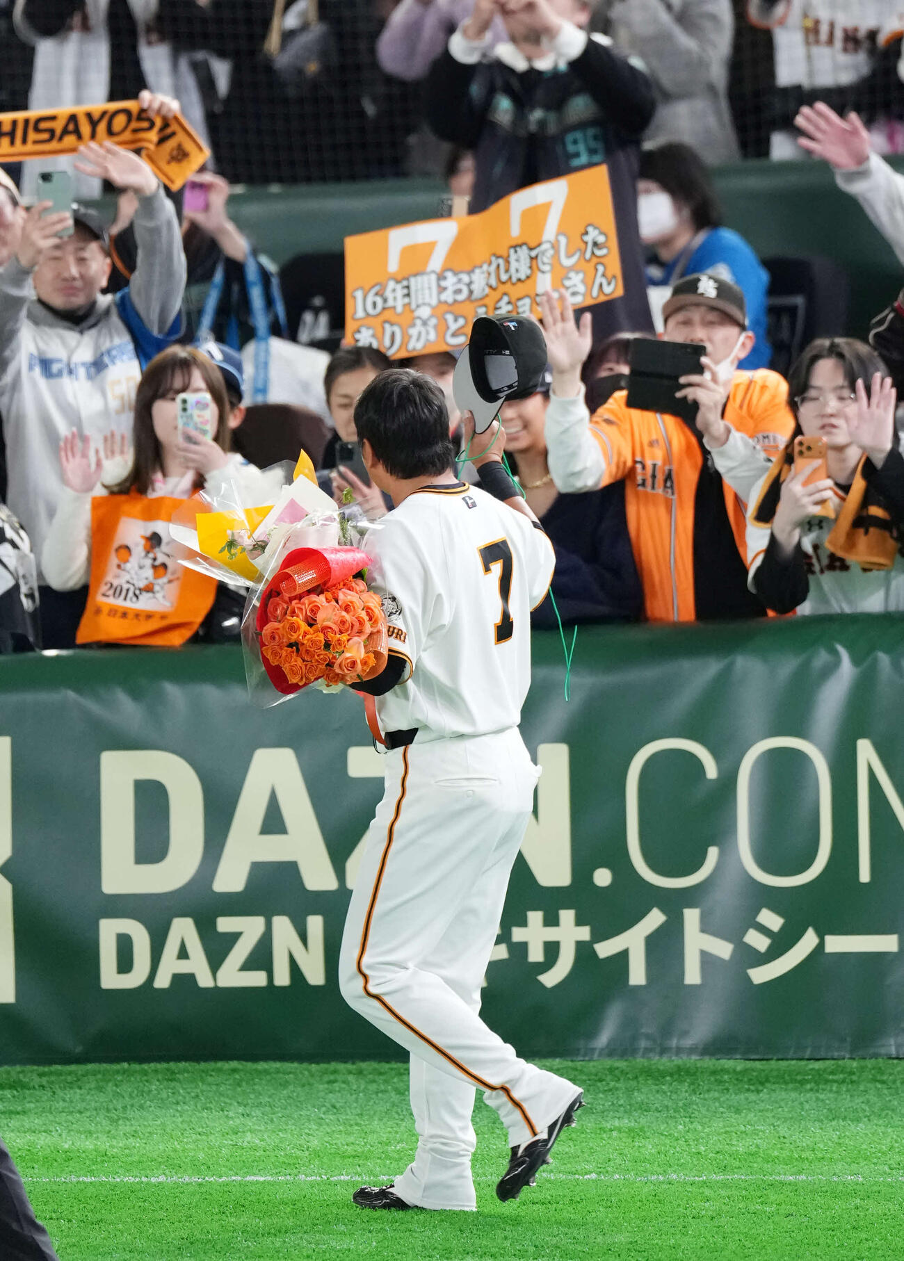 巨人対日本ハム　長野はファンの声援に応えながら場内一周する（撮影・増田悦実）