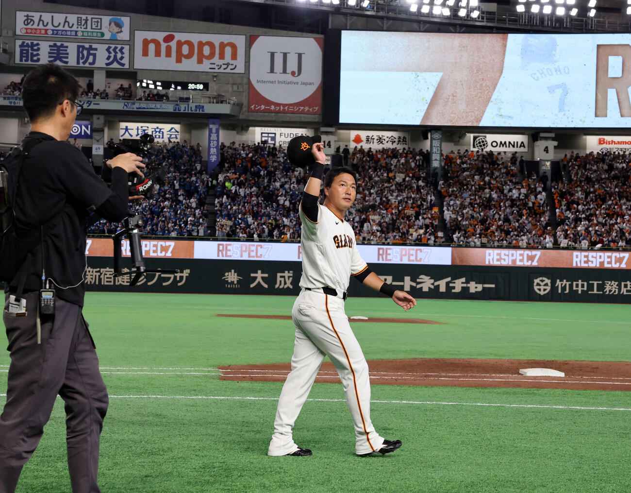 巨人対日本ハム　引退試合後、場内1周する巨人長野（撮影・浅見桂子）