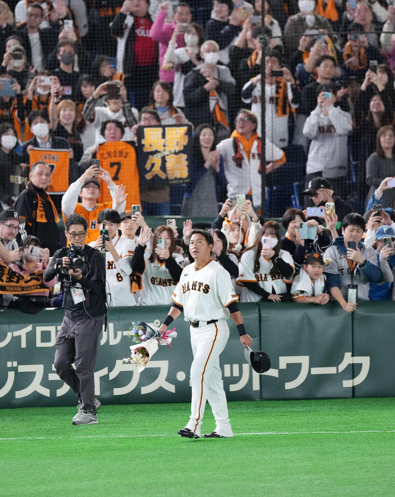 巨人対日本ハム　長野はファンの声援に応えながら場内一周する（撮影・増田悦実）