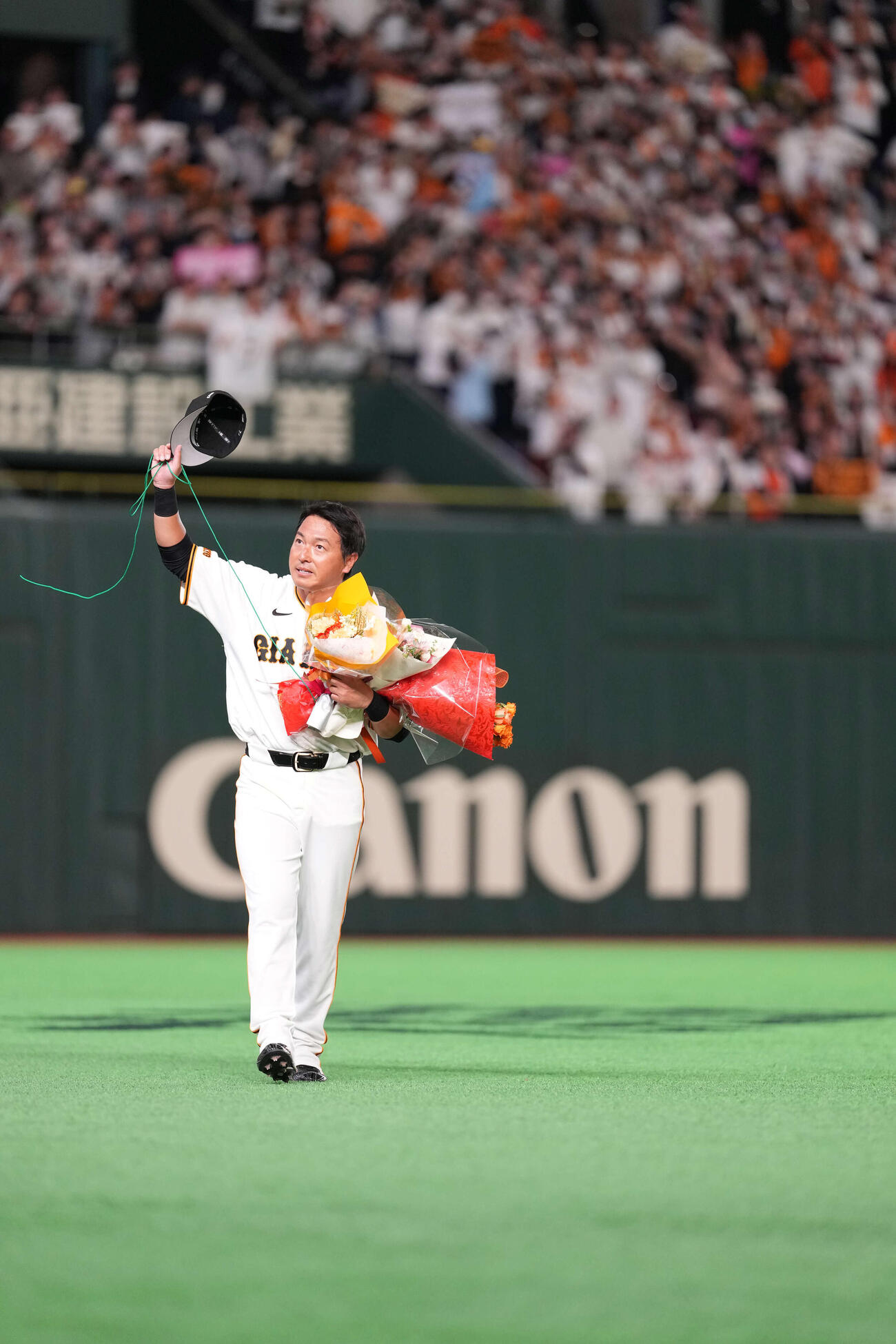 巨人対日本ハム　スタンドの声援に応える長野（撮影・井上学）