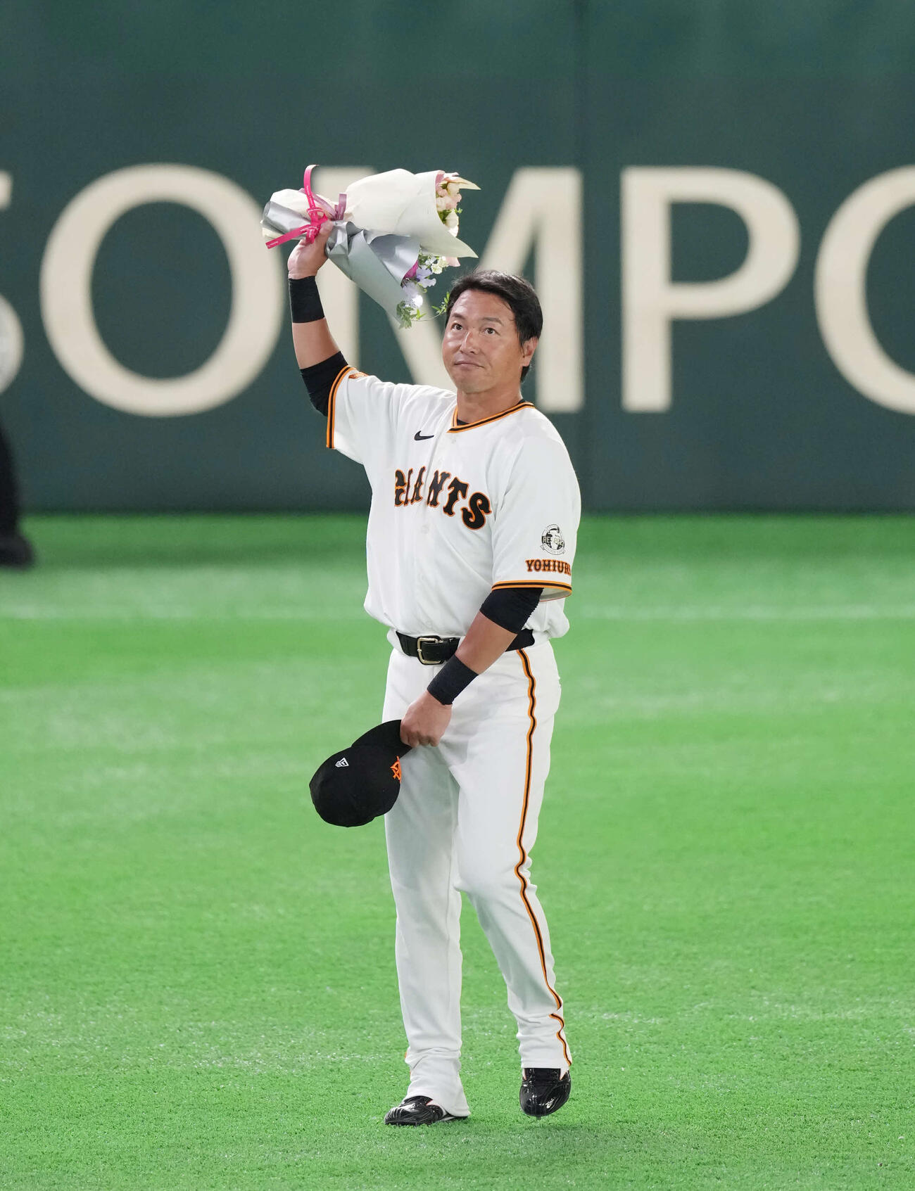 巨人対日本ハム　長野はファンの声援に応えながら場内一周する（撮影・増田悦実）