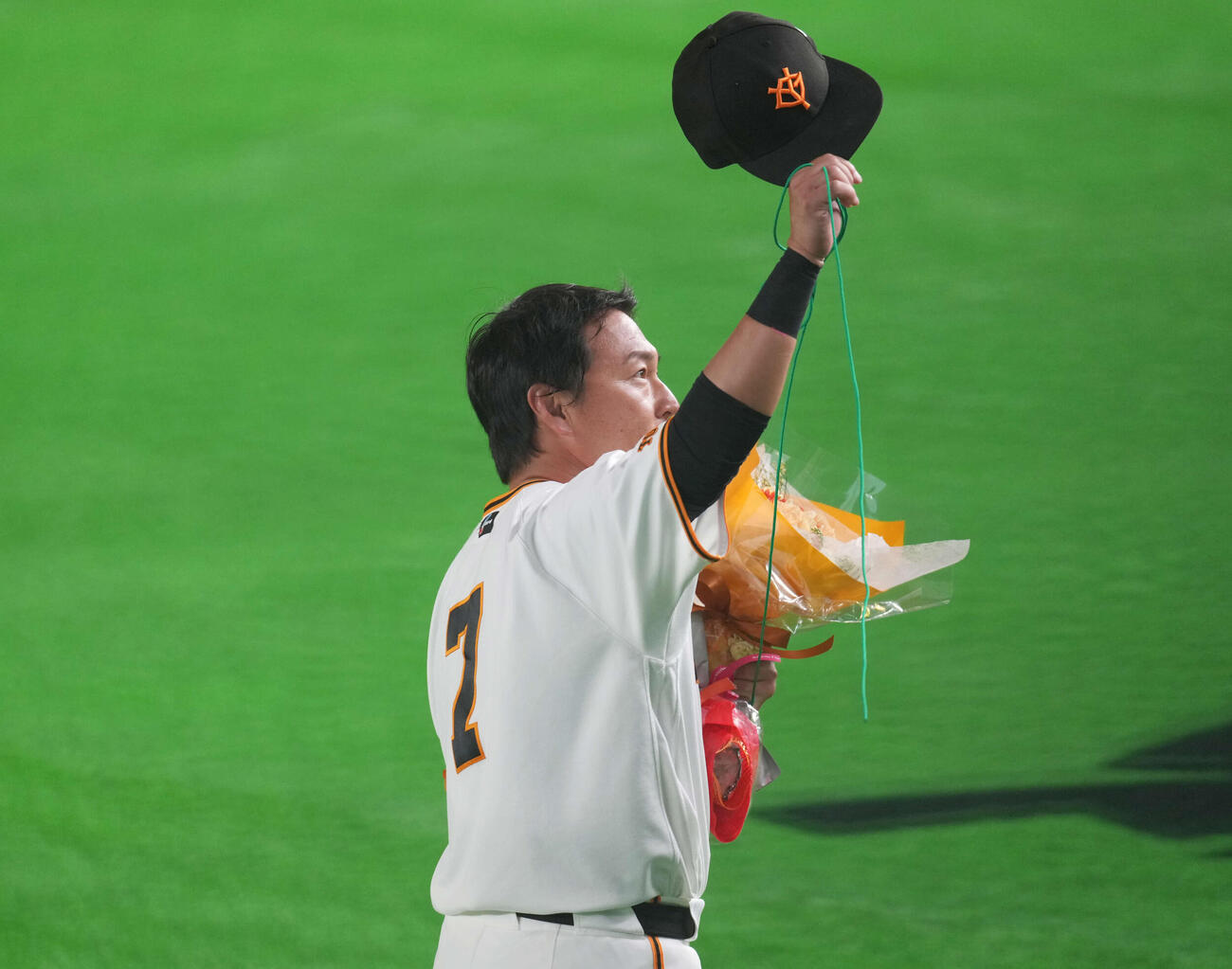 巨人対日本ハム　長野はファンの声援に応えながら場内一周する（撮影・増田悦実）
