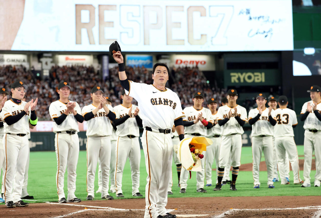 巨人対日本ハム　引退試合後、選手の拍手の中、スタンドにあいさつする巨人長野（撮影・浅見桂子）