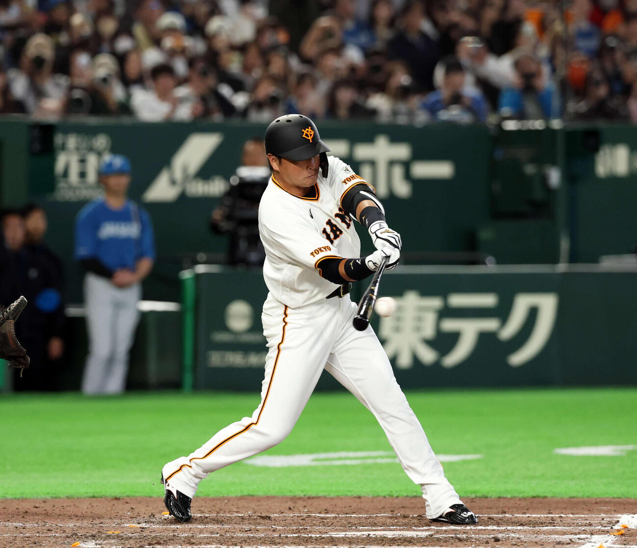 巨人対日本ハム　8回裏巨人2死、長野は中前打を放つ（撮影・浅見桂子）