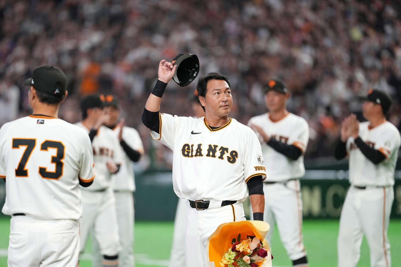 巨人対日本ハム　スタンドの声援に応える長野（撮影・井上学）