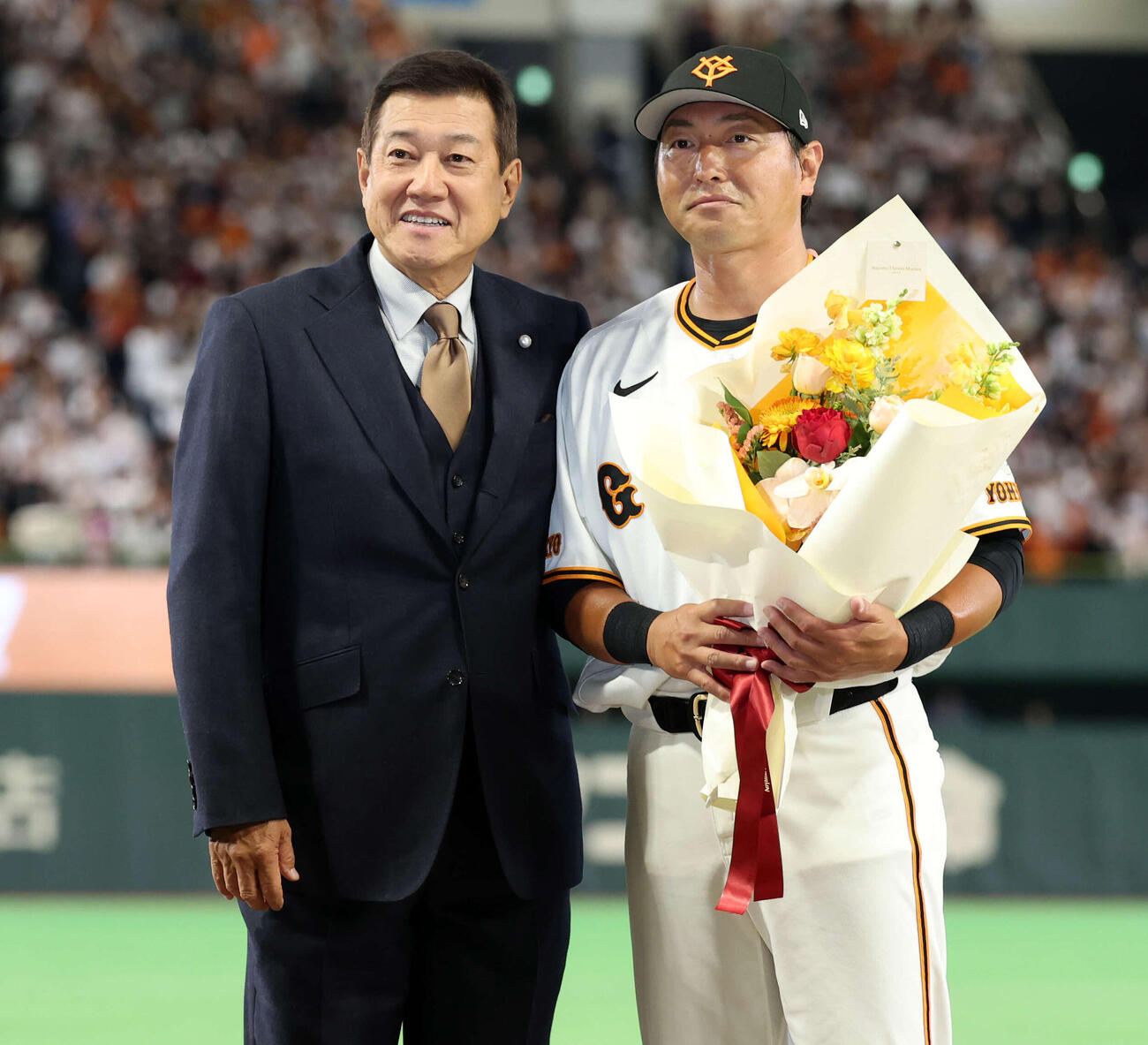 巨人対日本ハム　引退試合後、原辰徳氏（左）から花束を受け取り記念撮影する巨人長野（撮影・浅見桂子）