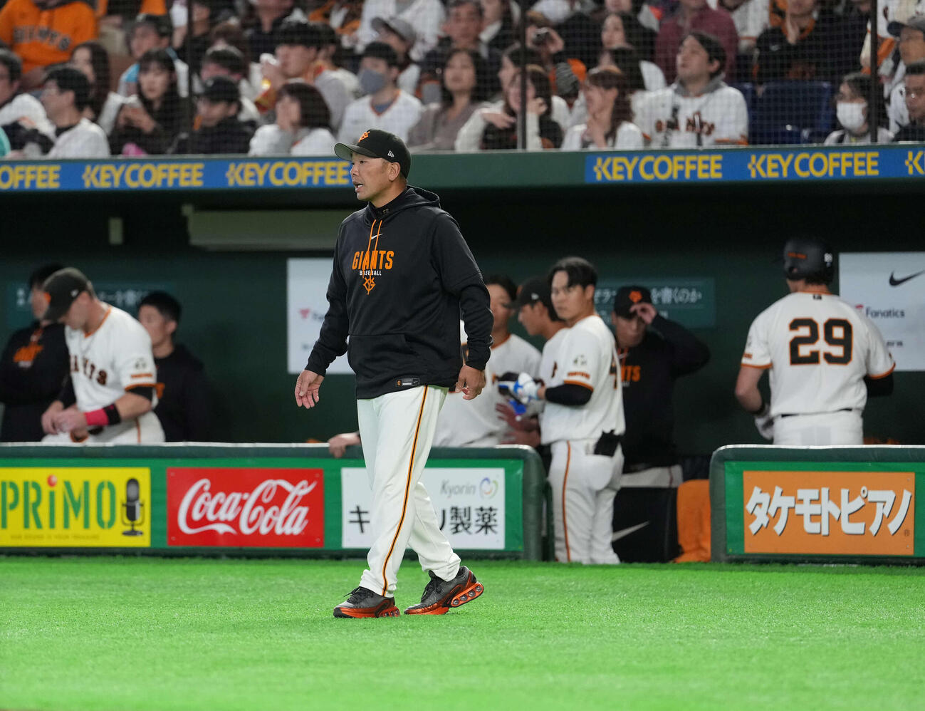 巨人対日本ハム　選手交代を告げる巨人阿部監督（撮影・井上学）