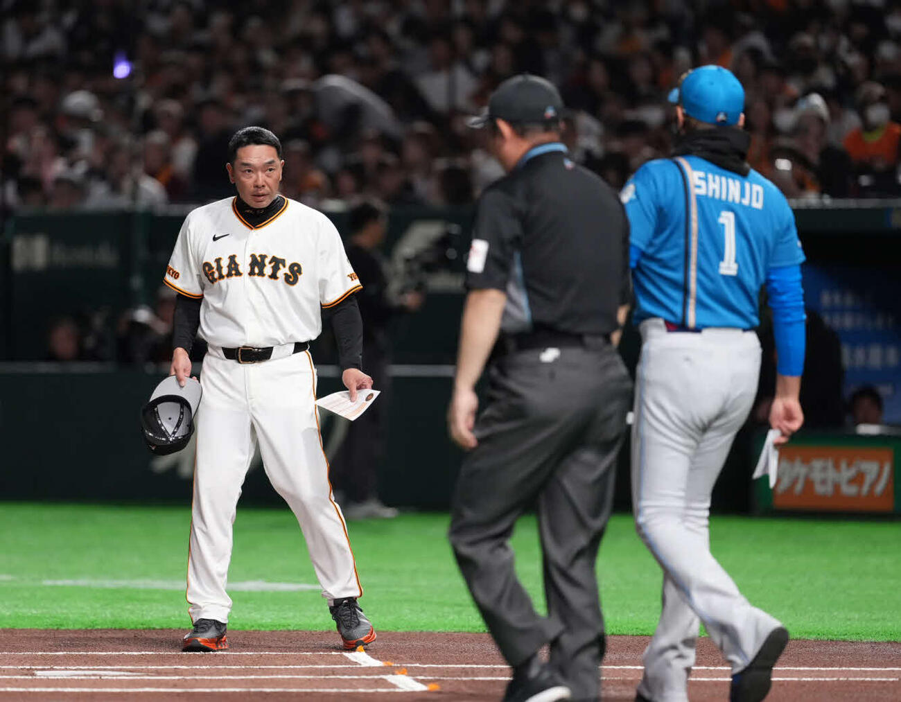 巨人対日本ハム　メンバー交換をする巨人阿部監督。手前は日本ハム新庄監督（撮影・井上学）
