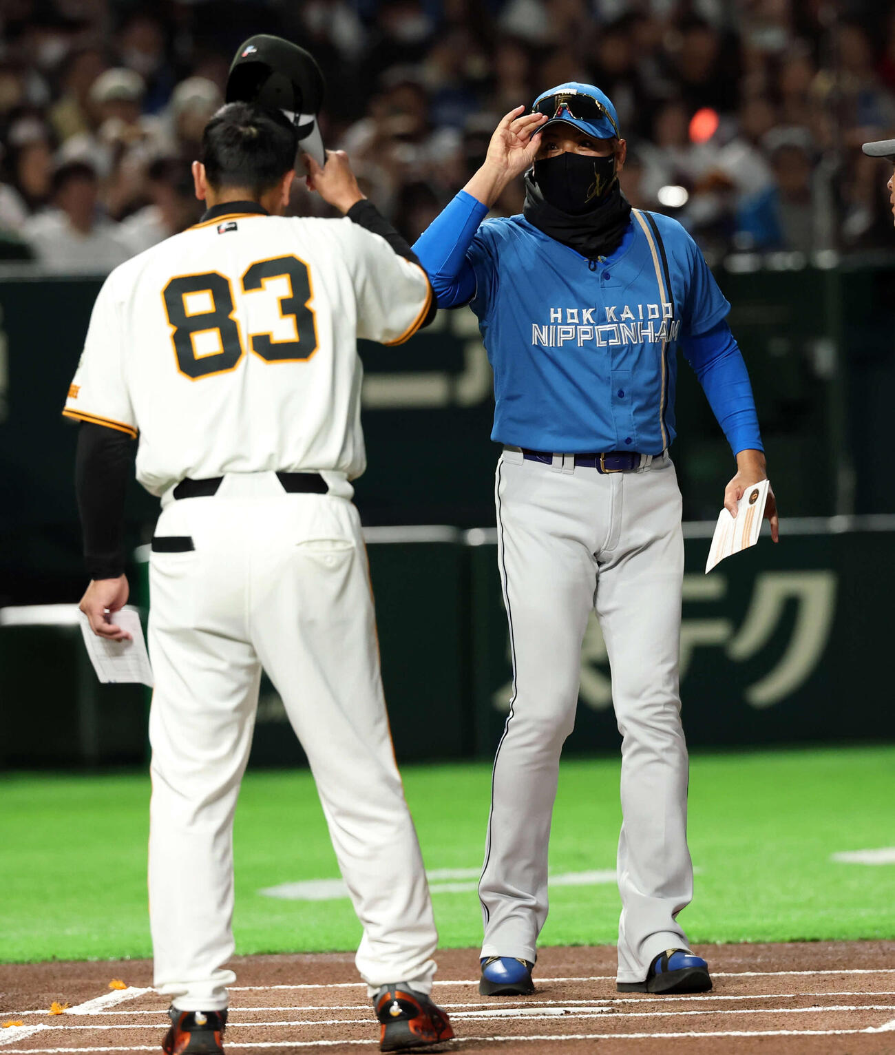 巨人対日本ハム　メンバー最終確認で巨人阿部監督（手前）とあいさつする日本ハム新庄監督（撮影・浅見桂子）