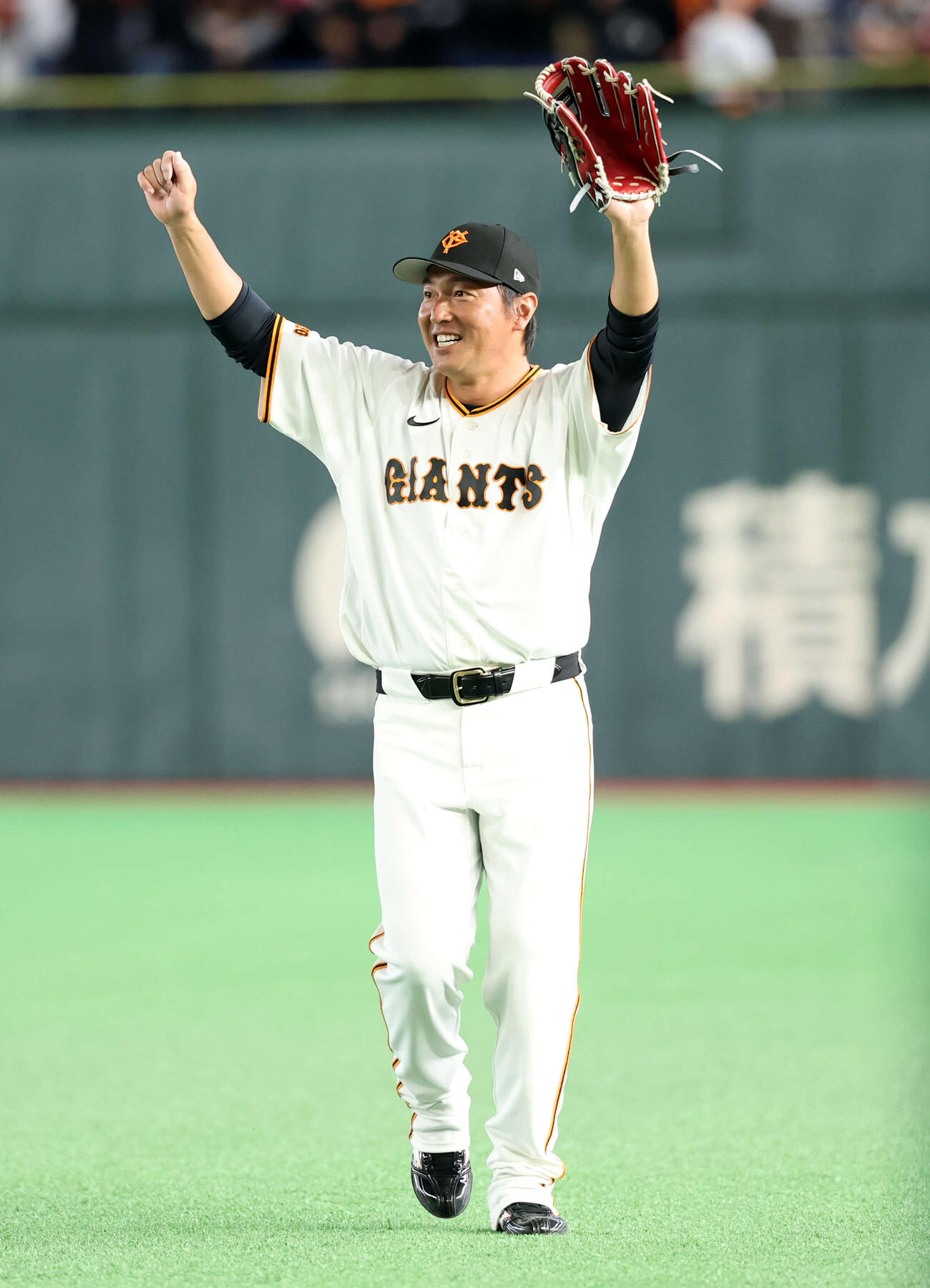 巨人対日本ハム　試合前のシートノックでガッツポーズする巨人長野（撮影・浅見桂子）