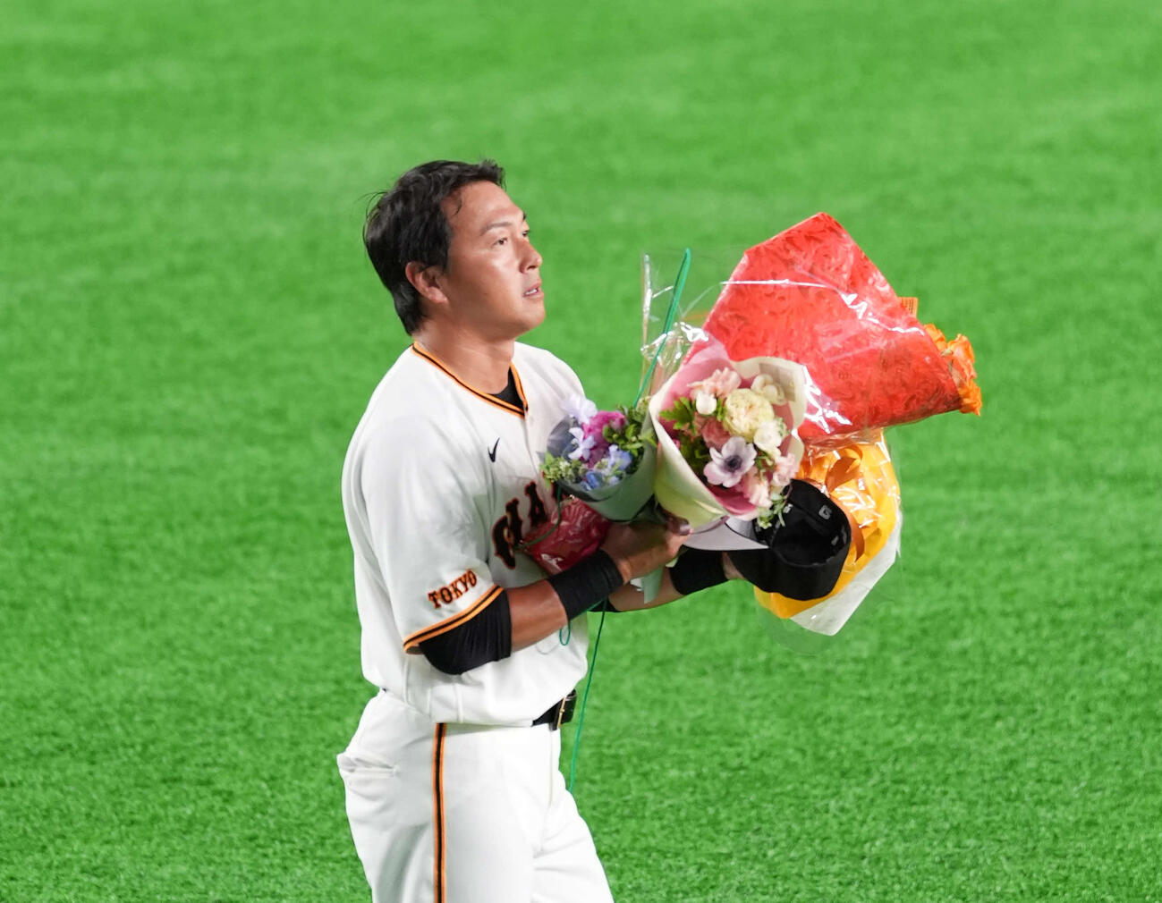 巨人対日本ハム　長野はファンの声援に応えながら場内一周する（撮影・増田悦実）