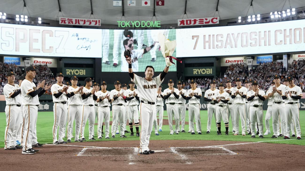 引退試合を終え、ファンの声援に応える長野久義さん（共同）
