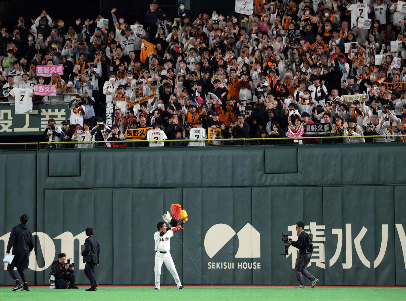 巨人対日本ハム　引退試合後、場内1周で右翼スタンドのファンに手を振る巨人長野（撮影・浅見桂子）