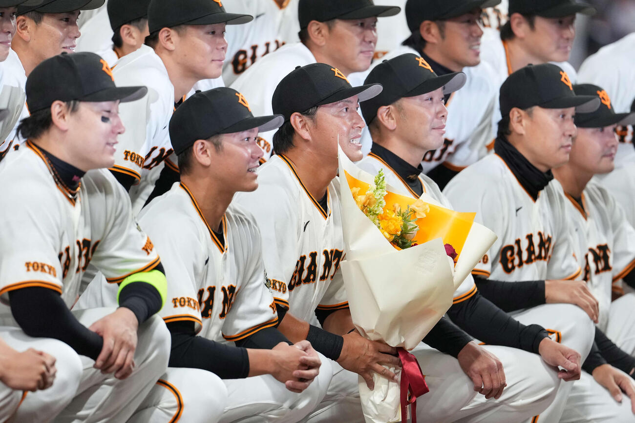 巨人対日本ハム巨人対日本ハム　記念撮影する長野（中央）（撮影・井上学）