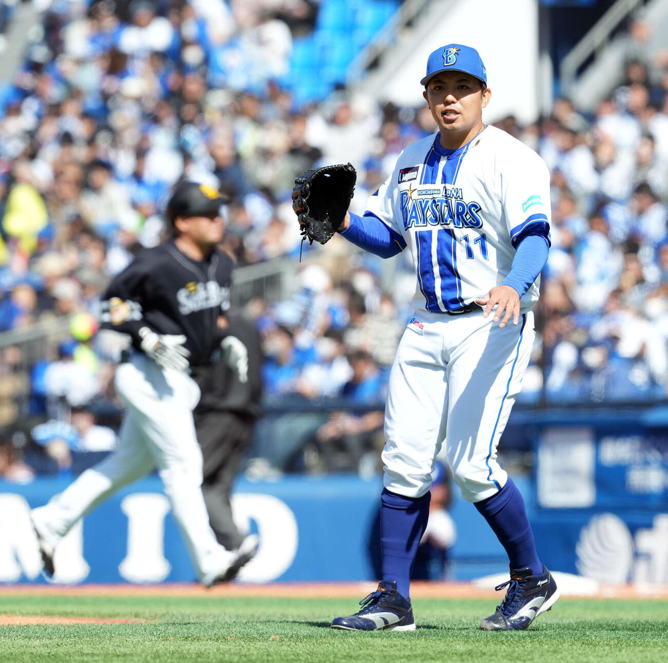 DeNA対ソフトバンク　2回表ソフトバンク無死、山川を中飛に打ち取る東（撮影・たえ見朱実）