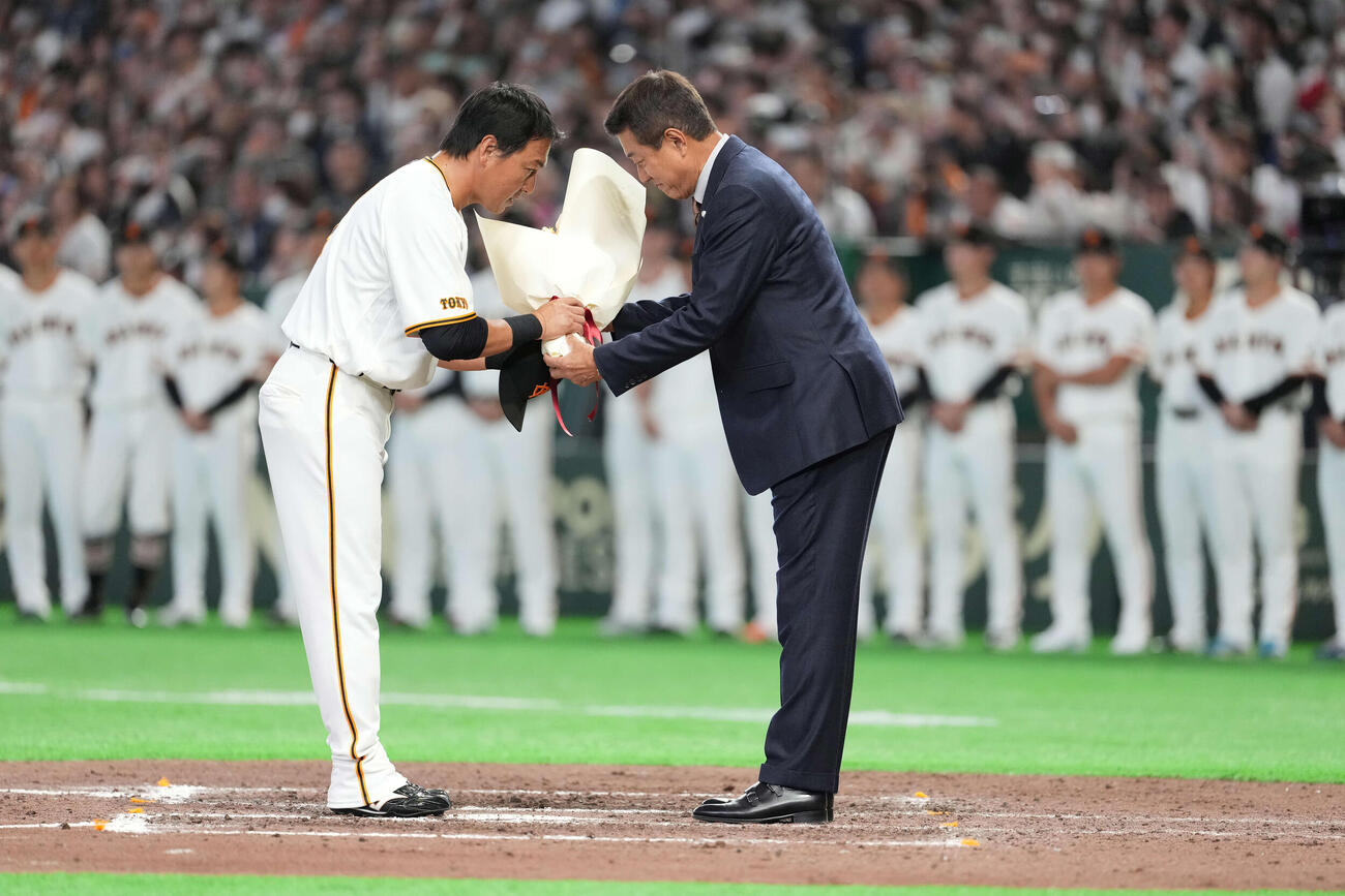 巨人対日本ハム　原辰徳氏から花束を受け取る長野（撮影・井上学）