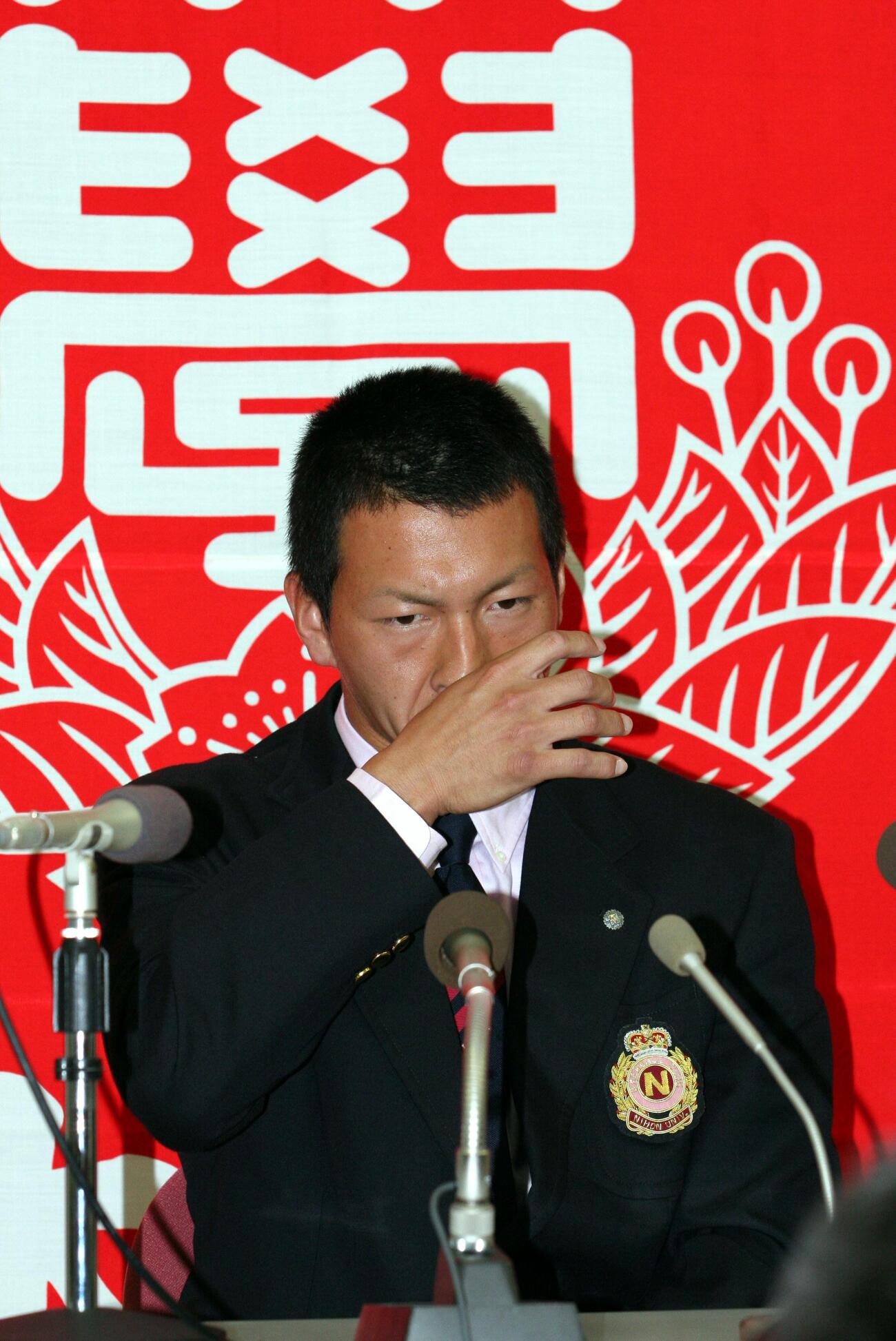 06年11月、日本ハムから4巡目指名された日大・長野は険しい表情で汗をぬぐう