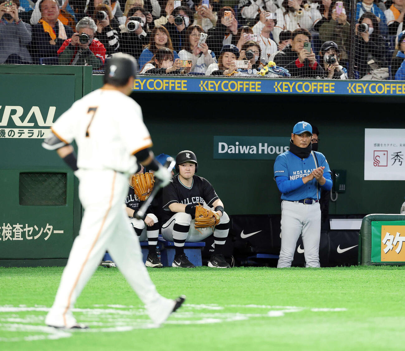 巨人対日本ハム　8回裏巨人2死、代打長野（手前）がコールされると、ジャンパーもマスクも脱ぎ拍手で迎える日本ハム新庄監督（撮影・浅見桂子）
