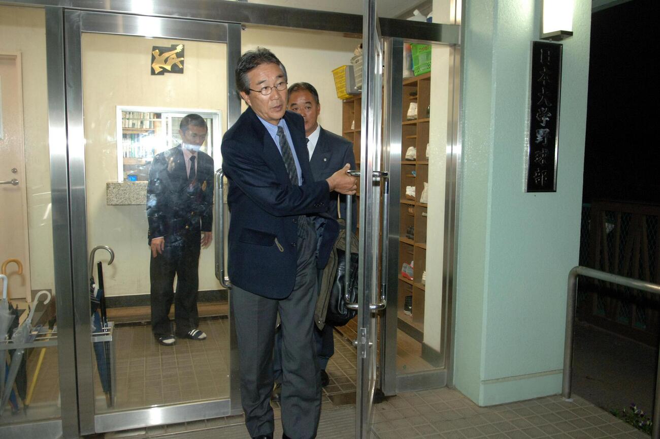 06年11月、日大・長野の指名あいさつで、野球部合宿所を訪れ、玄関先で引き揚げる日本ハム山田正雄シニアディレクター