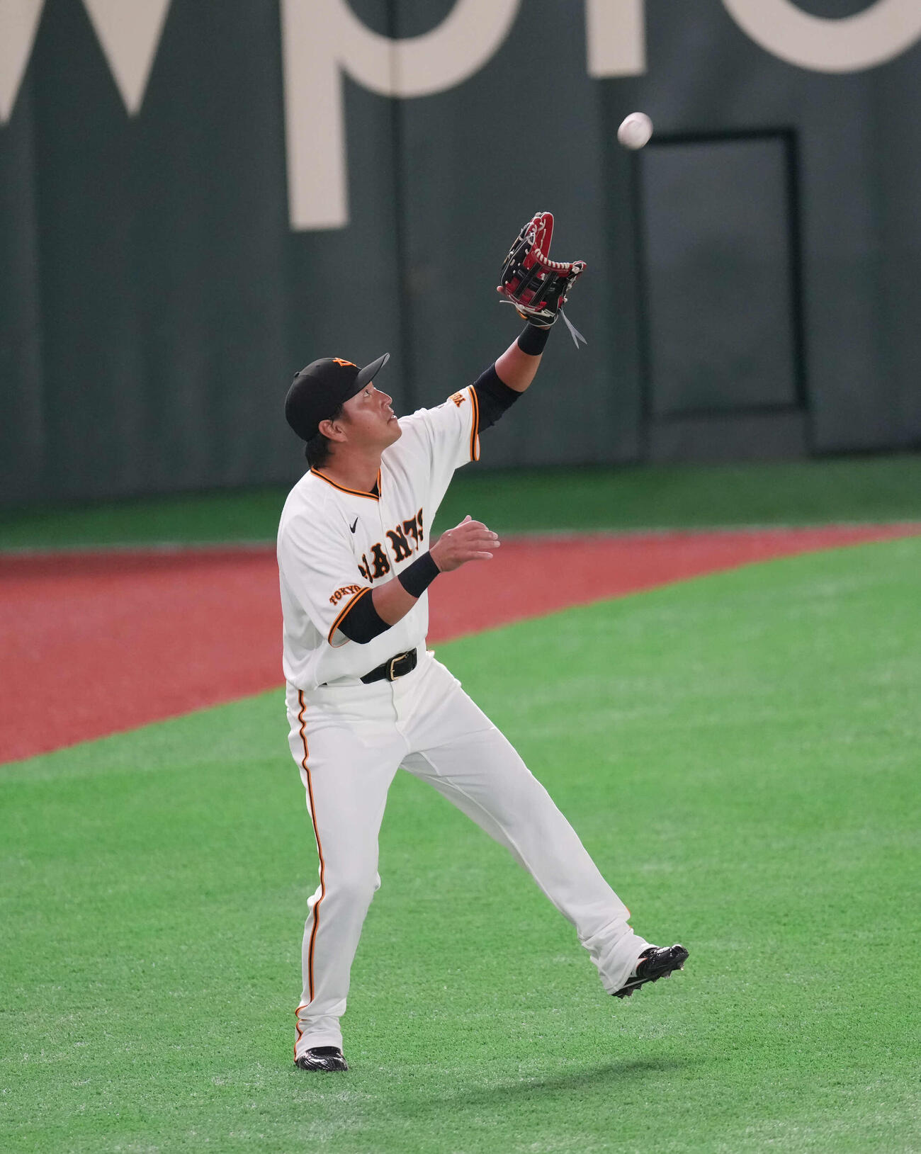 巨人対日本ハム　9回表日本ハム無死、長野は常谷の右飛を捕球する（撮影・増田悦実）